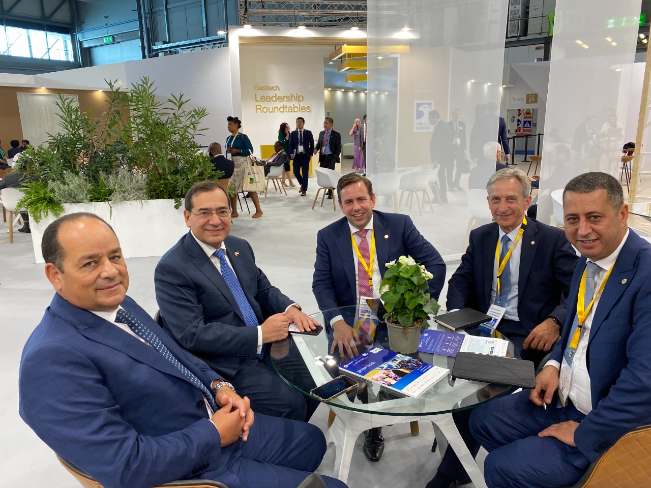 وزير البترول و رئيس ايجاس مع رئيس شل