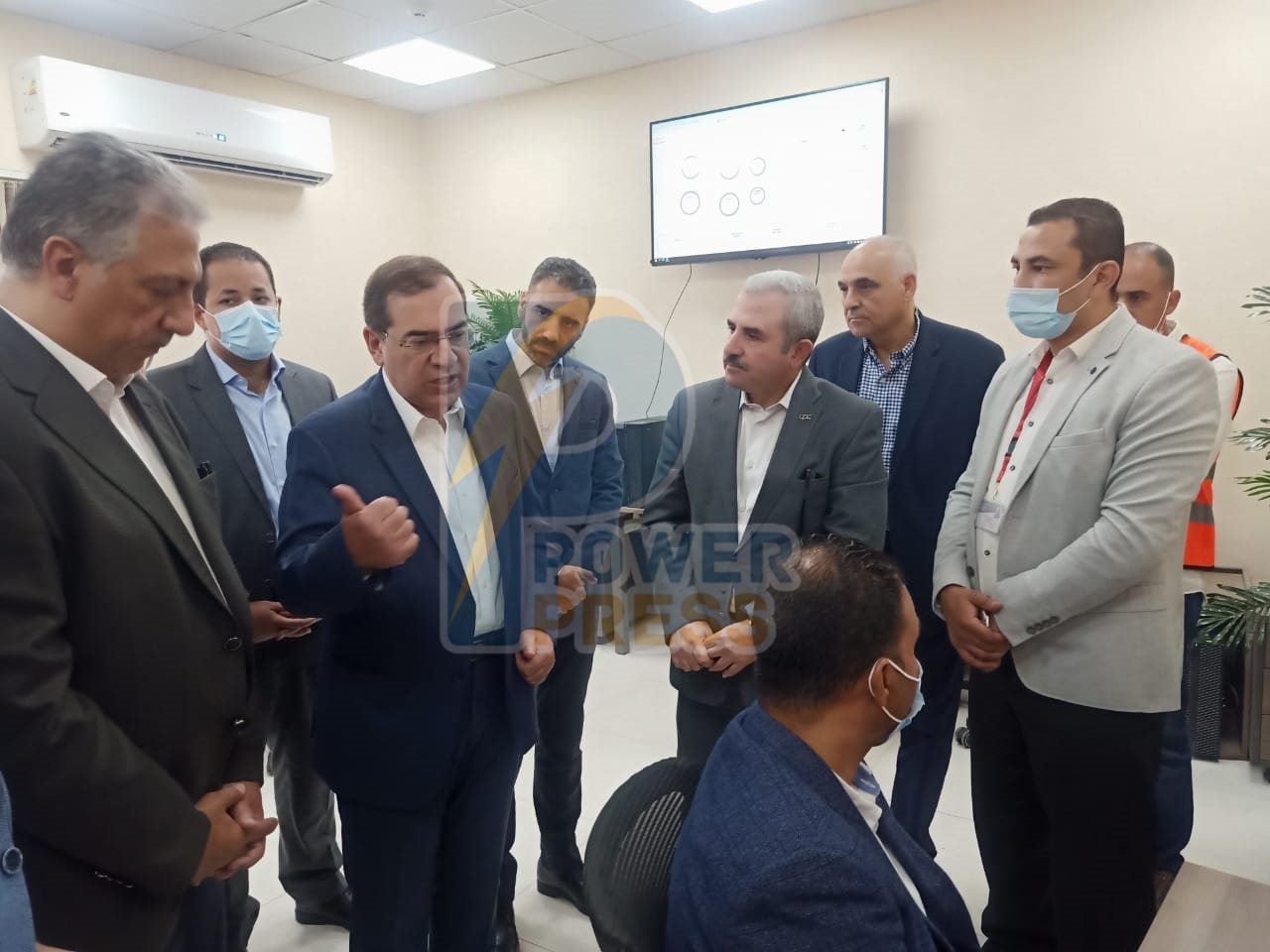 وزير البترول داخل مستودع التعاون للبترول