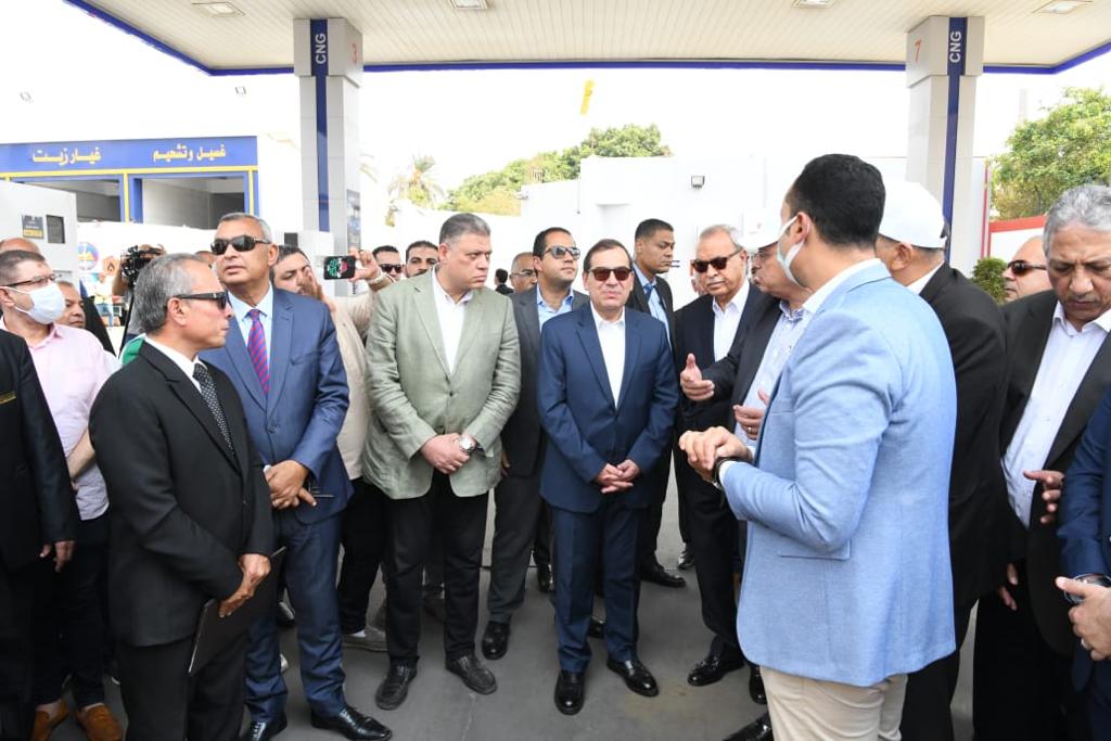 اثناء جولته بمحطة مصر للبترول