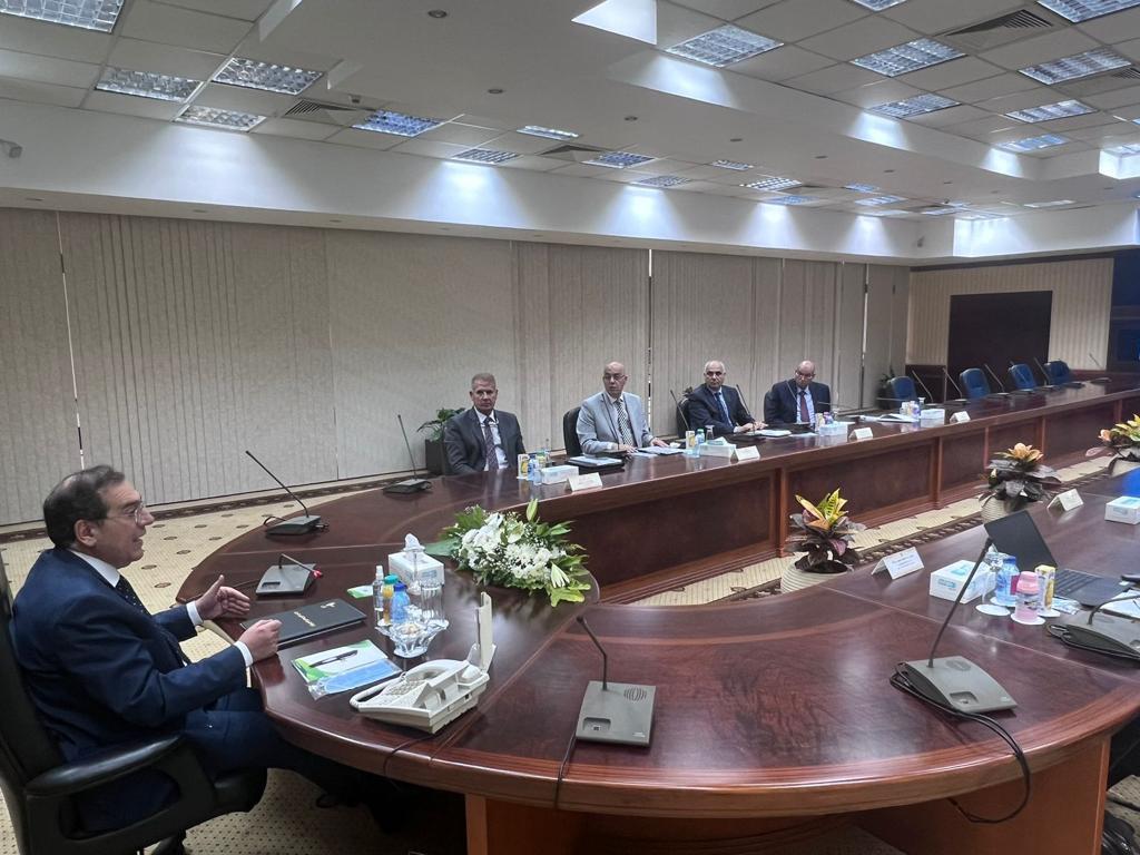 وزير البترول خلال اجتماع ميدور