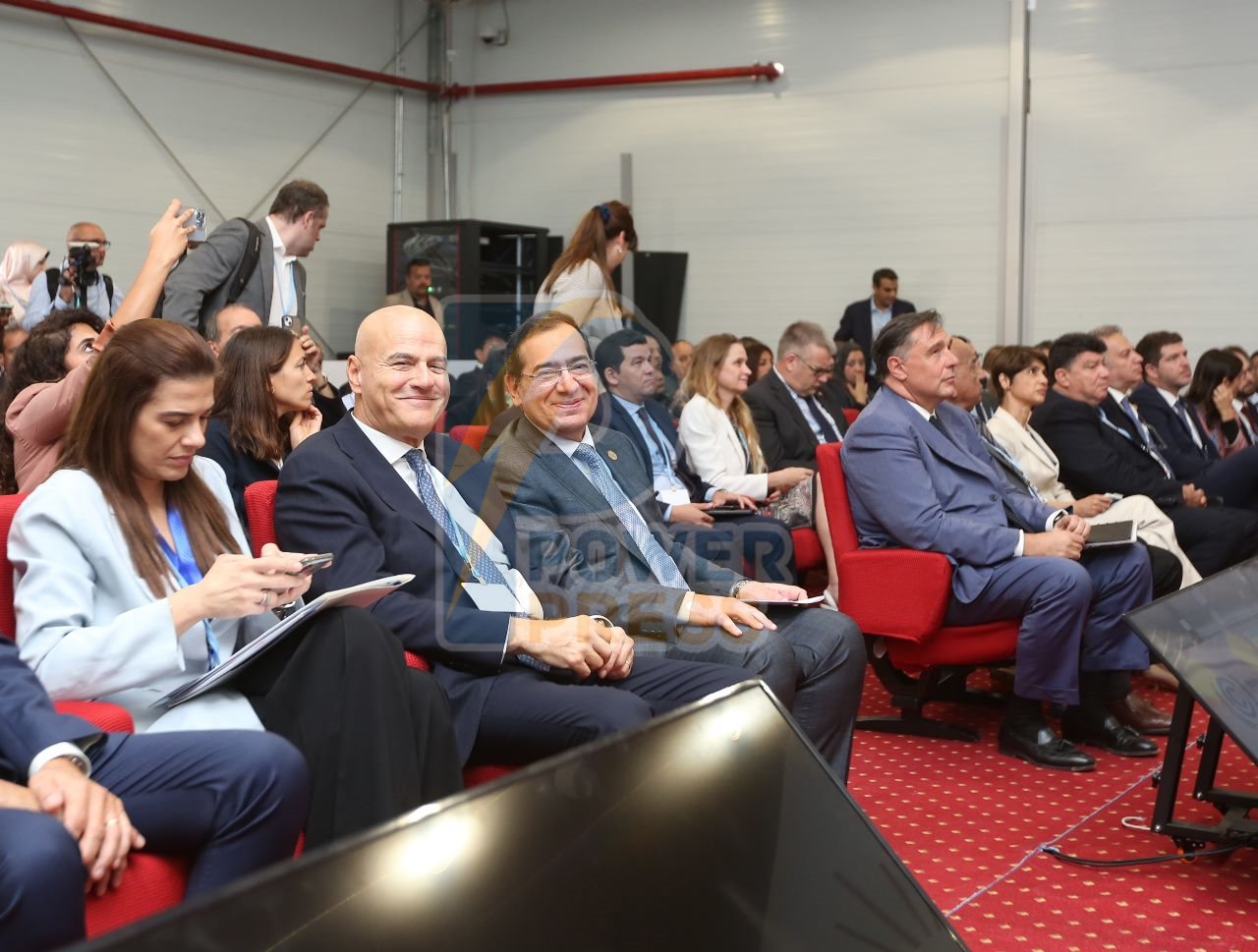 وزيرالبترول المهندس طارق الملا وكلاوديو رئيس ايني خلال جلسة ازالة الكربون