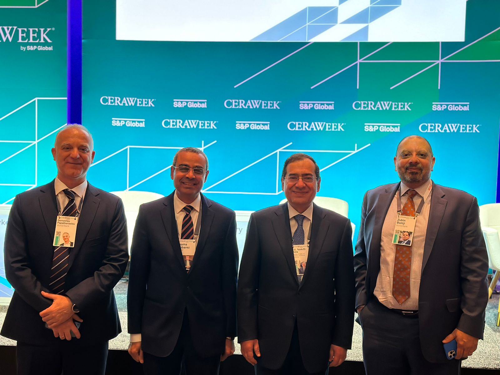 المهندس طارق الملا واسامةمبارز مع مسئولي البنك الدولي