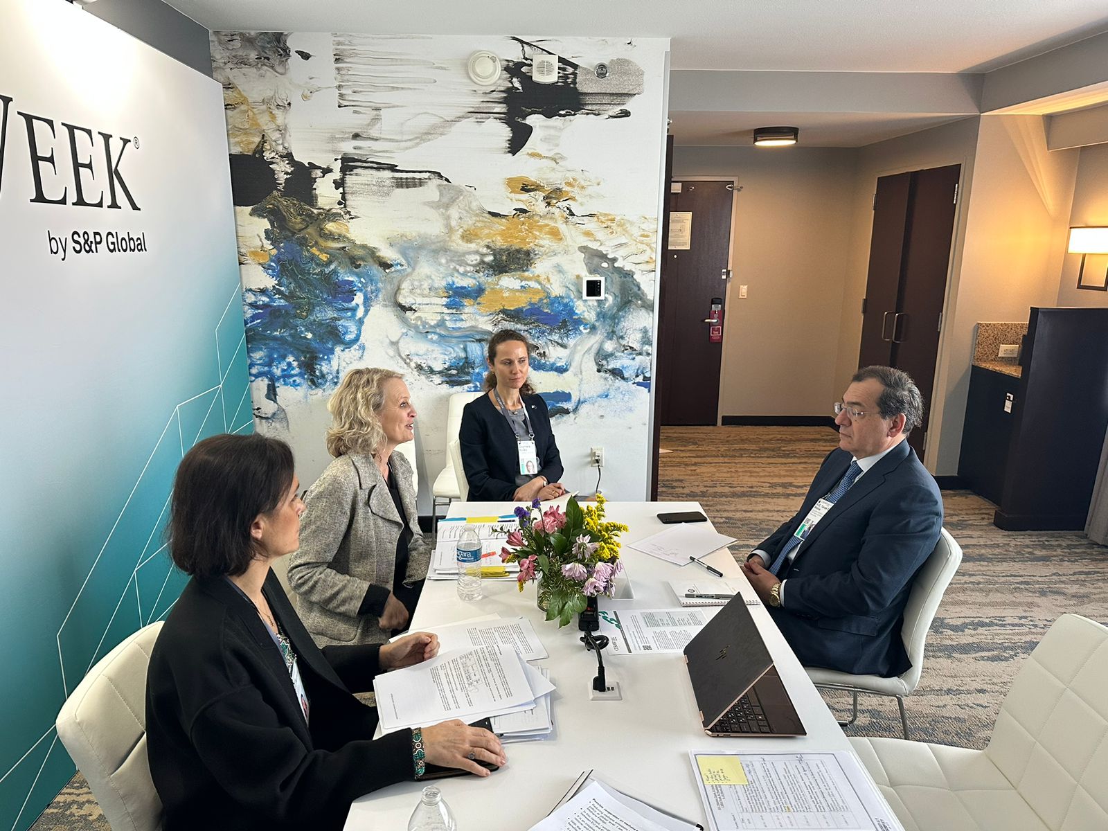 وزير البترول مع مسئولي الاتحاد الاوروبي