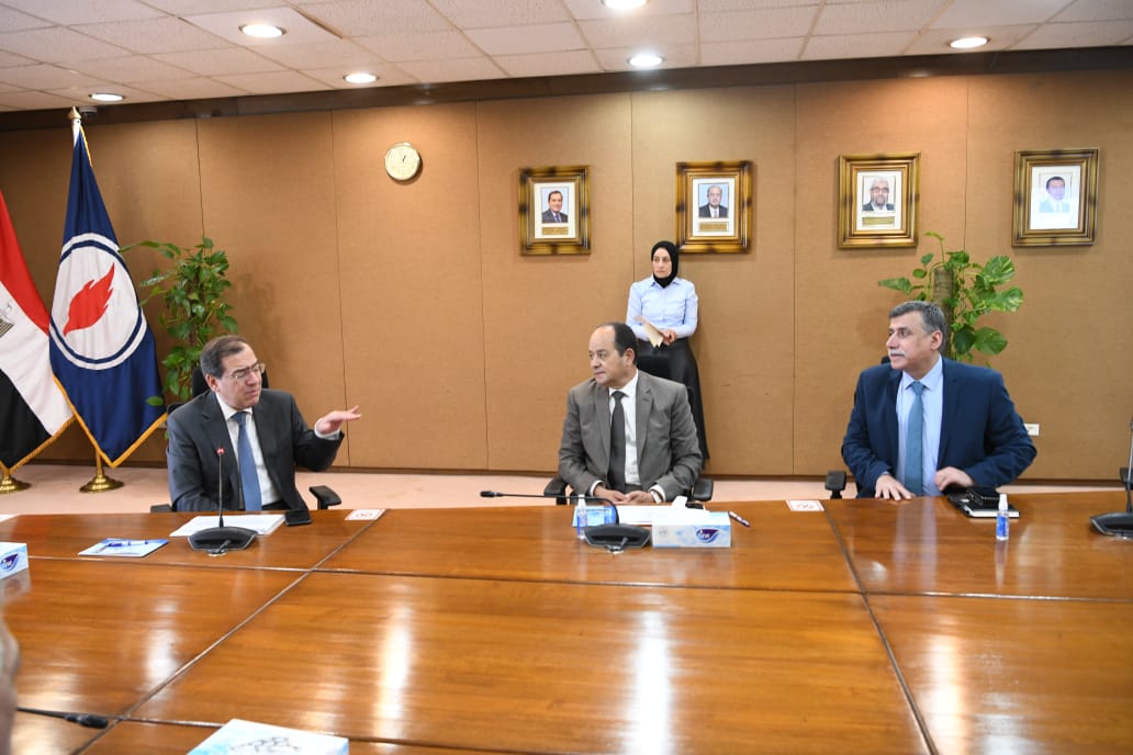 المهندس طارق الملا وزير البترول ودكتور مجدي جلال والمهندس خالد عثمان