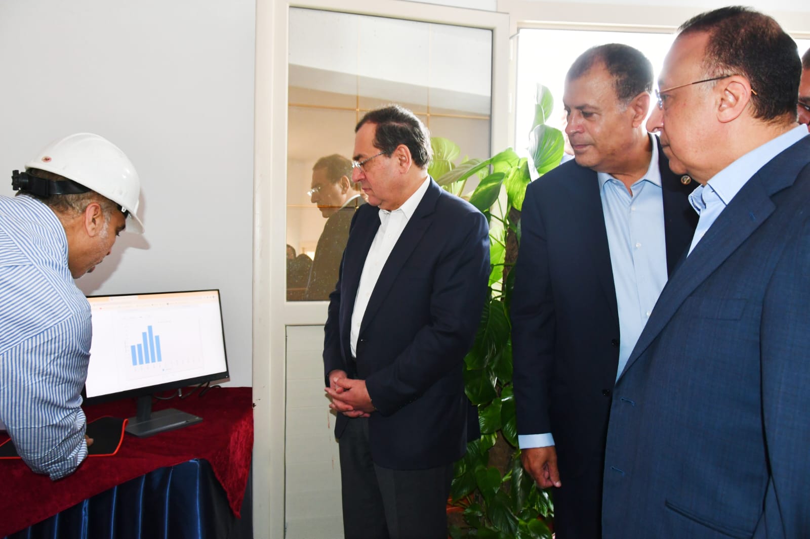 وزير البترول خلال زيارة ابو قير للاسمدة