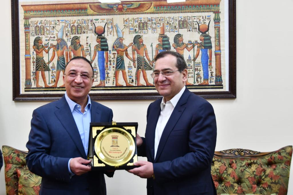 وزير البترول يتسلم درع من محافظ الإسكندرية