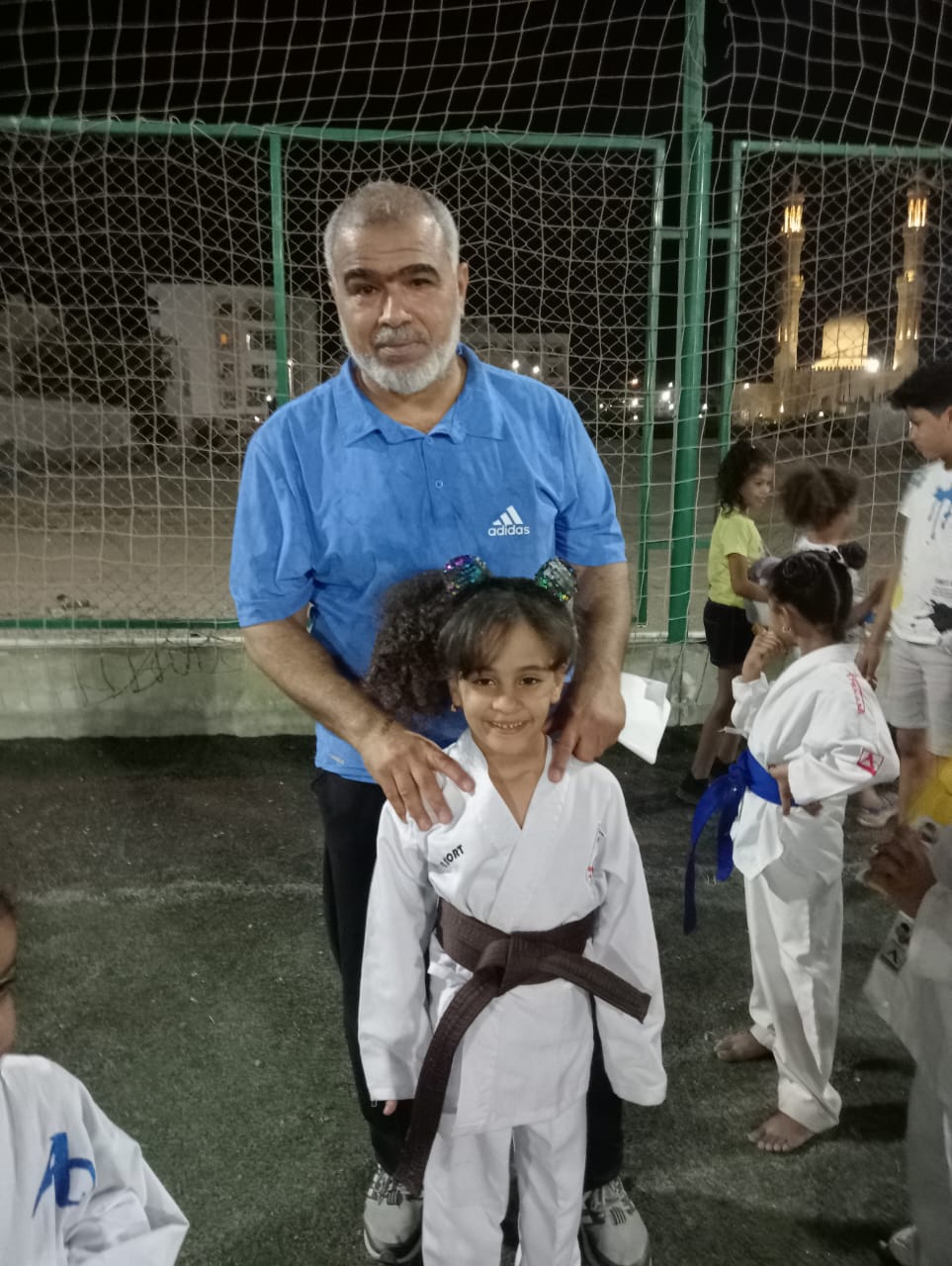 الطفلة ريناد مع مدربها الكابتن حسن اسماعيل